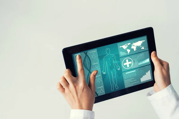 Tablet pc dispositivo nas mãos do médico — Fotografia de Stock