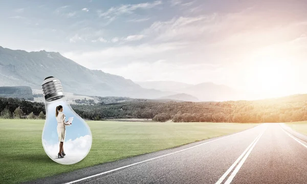 işkadını ampul içinde sıkışmış 