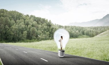 işkadını ampul içinde sıkışmış 