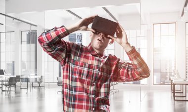 Sanal gerçeklik kulaklık ile genç adam 