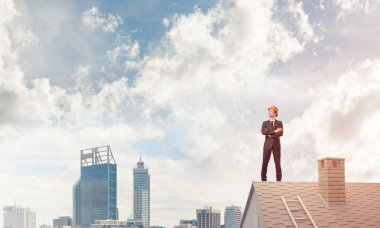 Çatının kenarında genç işadamı