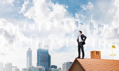 Bay patron tuğla çatı üzerinde