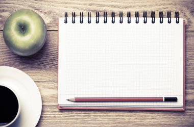 Beyaz boş kağıt Kupası ve elma ile