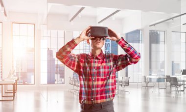 Sanal gerçeklik kulaklık ile genç adam 