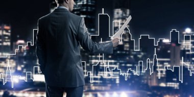 Arkadan görünüş işadamı modern cityscape karşı 