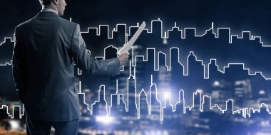 Arkadan görünüş işadamı modern cityscape karşı 