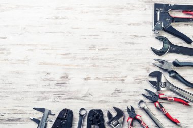 ahşap masa enstrümanlar