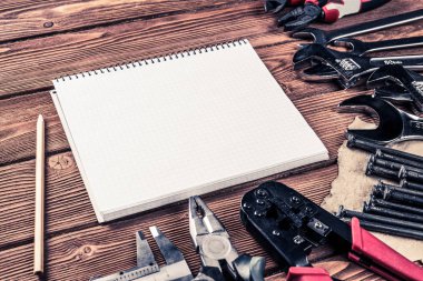 ahşap masa enstrümanlar