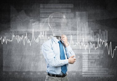 Adam fikrini düşünüyor.