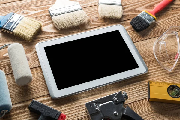 Varietà di strumenti di costruzione e tablet pc — Foto Stock