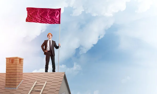 Empresario con bandera roja — Foto de Stock