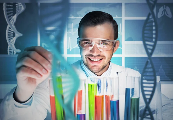 Cientista bonito fazendo pesquisa — Fotografia de Stock