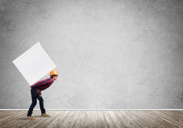 Adam taşıyan büyük kutu