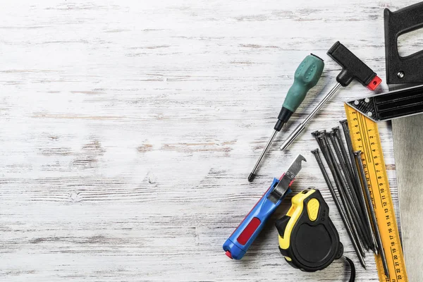 ahşap masa enstrümanlar