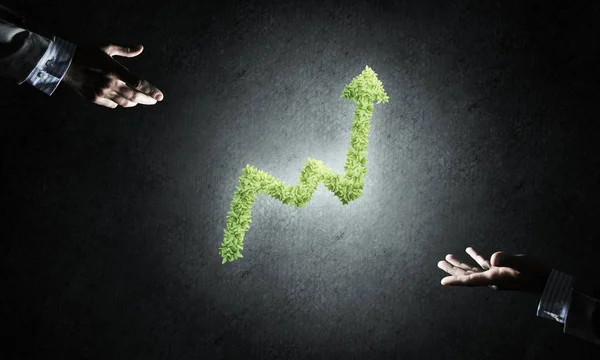 Fechar de mão empresário e verde gráfico crescente — Fotografia de Stock