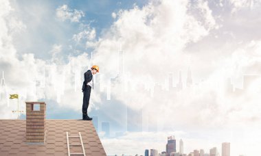 Çatının kenarında genç işadamı