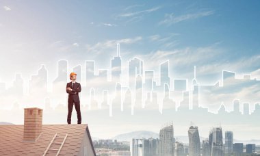 Çatının kenarında genç işadamı