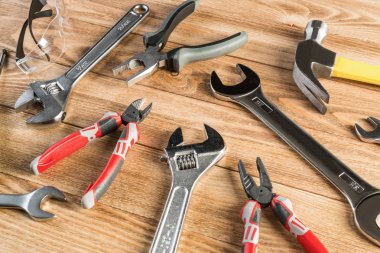 ahşap masa enstrümanlar