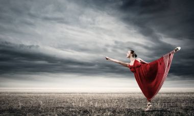 Kırmızı elbiseli tutkulu kadın dansçı 