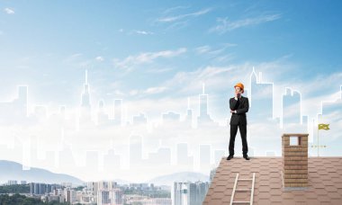 Çatının kenarında genç işadamı