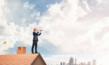 Çatının kenarında genç işadamı