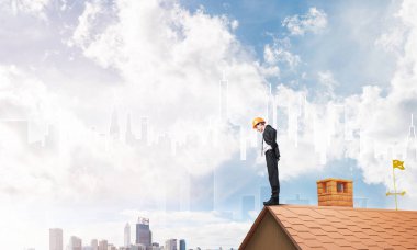 Çatının kenarında genç işadamı