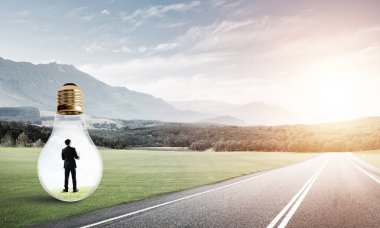 işadamı ampul içinde sıkışmış