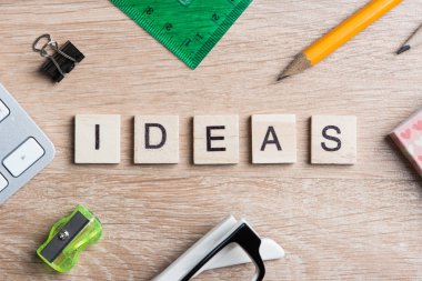 Ahşap masa üzerinde oyun öğeleri 