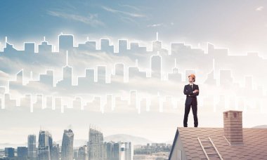 Çatının kenarında genç işadamı