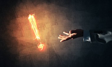 Birbirine uzanan eller 