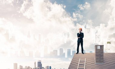 Çatının kenarında genç işadamı