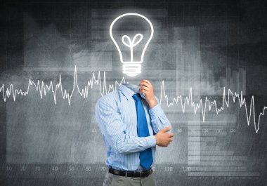 Adam fikrini düşünüyor.