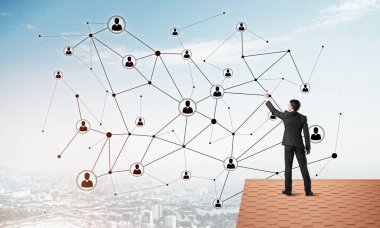 Sırt üstü çatı ile ayakta genç adam 