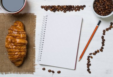 Açık not defteri ve aperatif fincanla