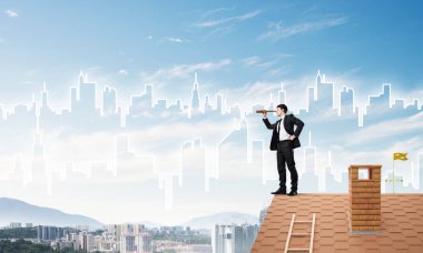 Çatının kenarında genç işadamı