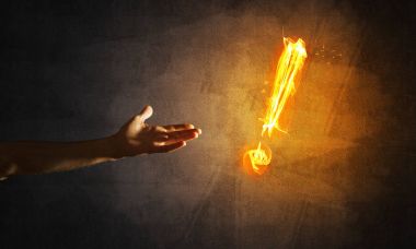 Birbirine uzanan eller 