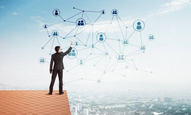 Sırt üstü çatı ile ayakta genç adam 