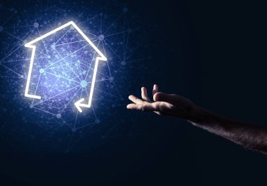 El evde sembolü işaret eden işadamı