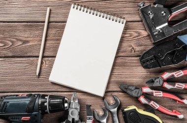 ahşap masa enstrümanlar