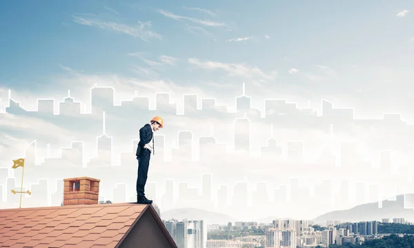 Ung affärsman på takkanten — Stockfoto