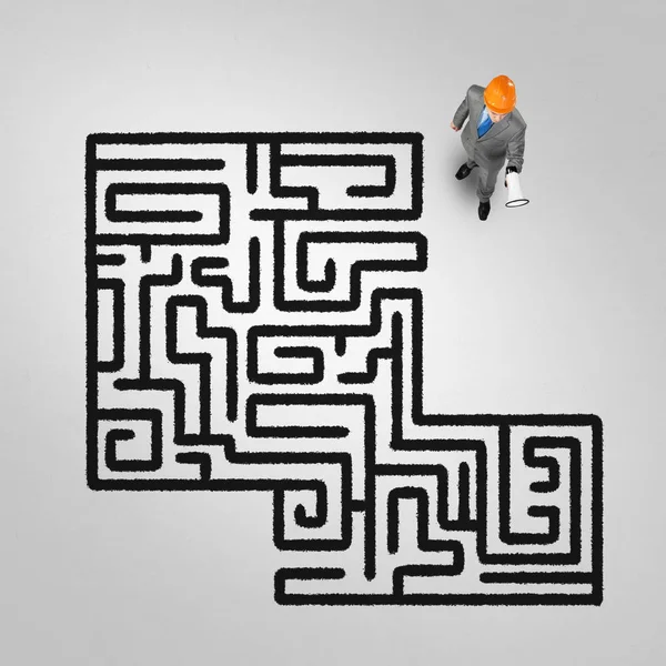 Affärsman mot labyrint dras på golvet — Stockfoto