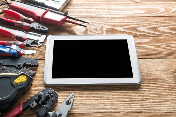 Variedade de ferramentas de construtor e tablet pc — Fotografia de Stock