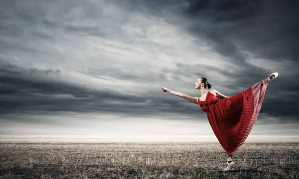Tancerz namiętna kobieta w czerwonej sukience — Zdjęcie stockowe