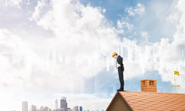 Молодой бизнесмен на крыше — стоковое фото
