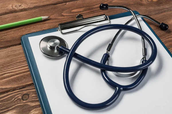 Estetoscopio y material médico sobre mesa de madera —  Fotos de Stock