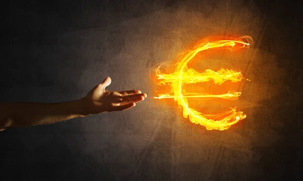 Işadamı el işaret yangın parlayan euro işareti — Stok fotoğraf