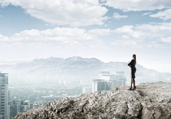 Empresária de pé no topo da colina — Fotografia de Stock