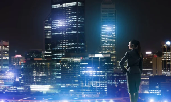 Woman looking at night city — Stock Photo, Image