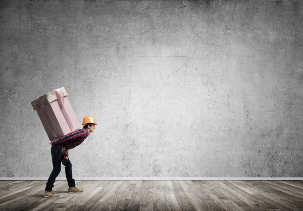 Hombre llevando caja grande —  Fotos de Stock