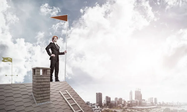 Joven empresario con bandera — Foto de Stock